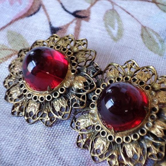Dark Deep Red Triple Glass Dome Prong Set Brooch Brass Tone Filigree Vintage - Picture 5 of 11